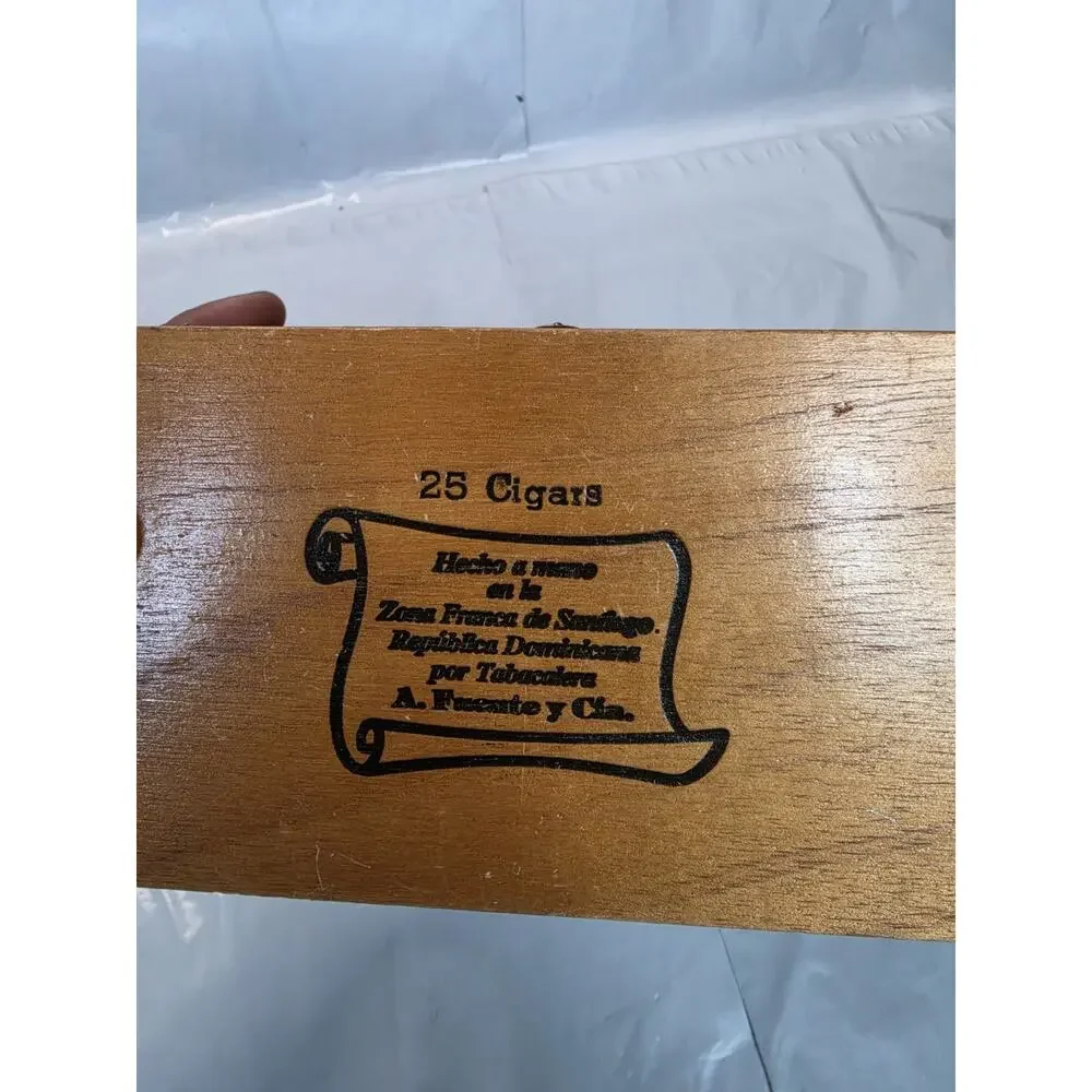 Flora Fina Wooden Cigar Box 8-5-8 Imported Dominican Republic A Fuente Handmade